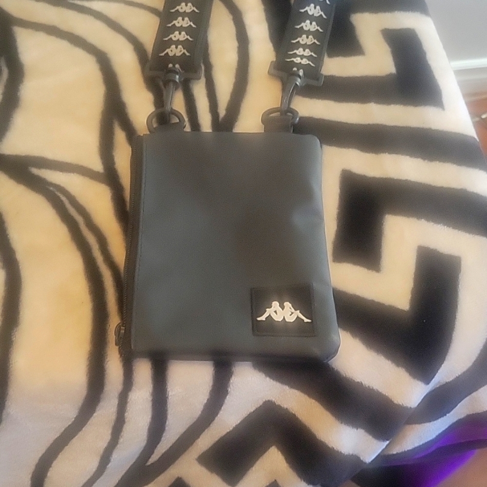 Kappa handbag with Zipper pocket and one pocket on the back mens size small